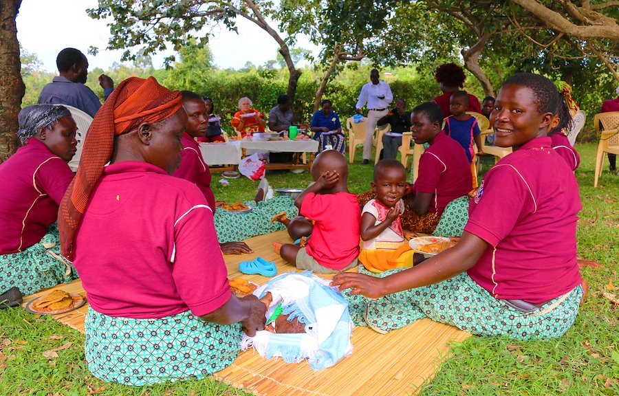 An African mothers’ group learns about the nutritional benefits of orange-fleshed sweetpotato. Credit: S. Quinn/CIP