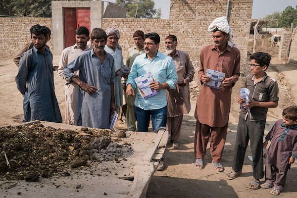 Abdul Aziz from University of Veterinary and Animal Sciences (UVAS) talks with farmers from 96D village in rural Punjab Province. Image: ACIAR/Conor Ashleigh