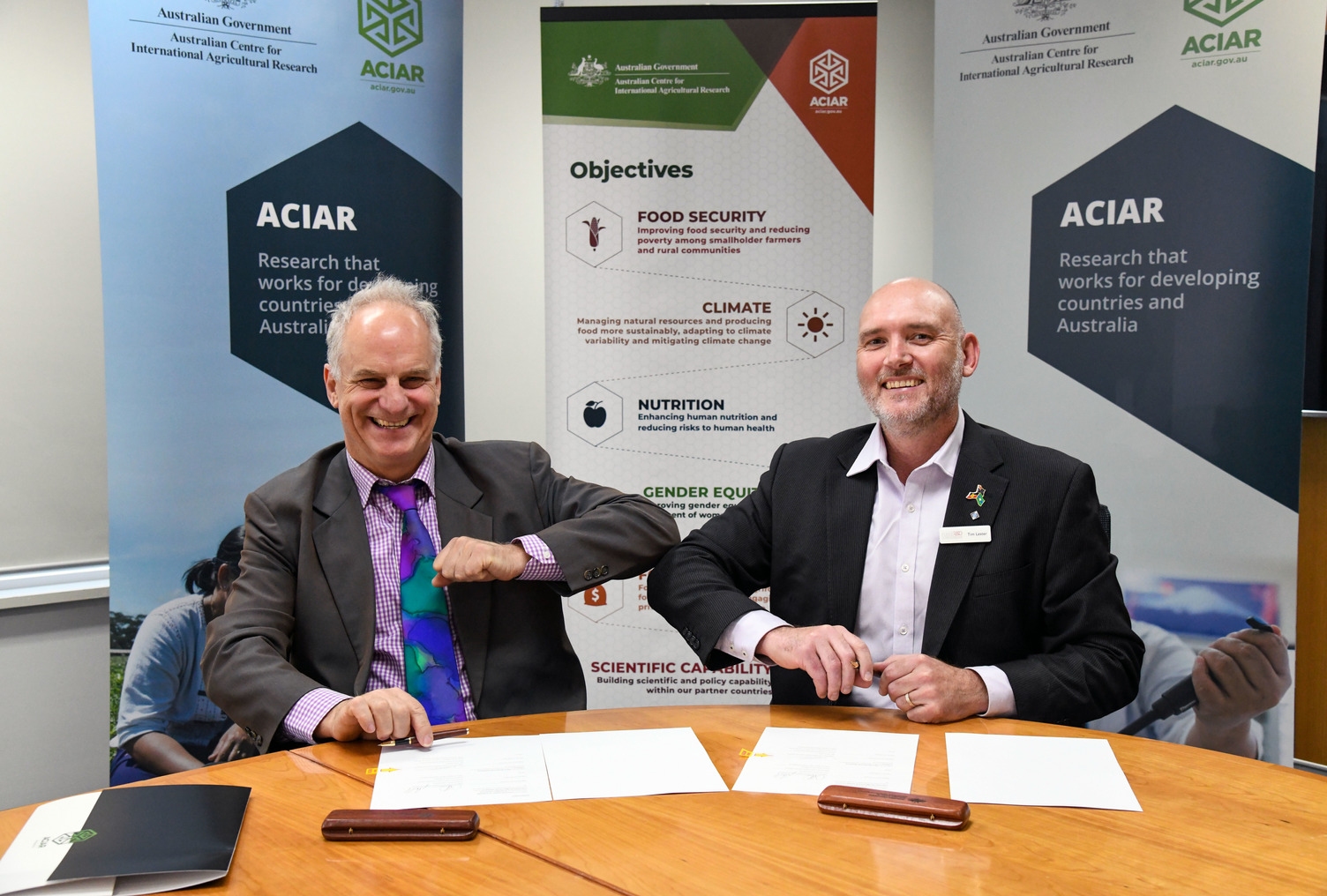 ACIAR CEO, Professor Andrew Campbell (left) and Plant Biosecurity Research Initiative (PBRI) Acting Chair, Tim Lester (right), sign an MoU at ACIAR House in Canberra on 6 November 2020.