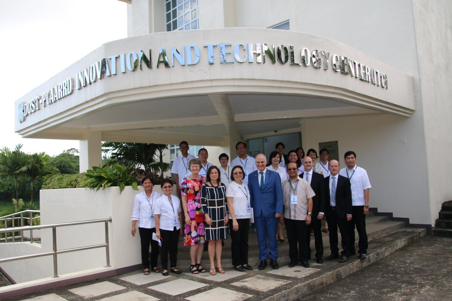 ACIAR CEO Professor Andrew Campbell (5th from right) with PCAARRD Executive Director Dr Reynaldo Ebora (4th from right) during a visit to PCAARRD in 2018.