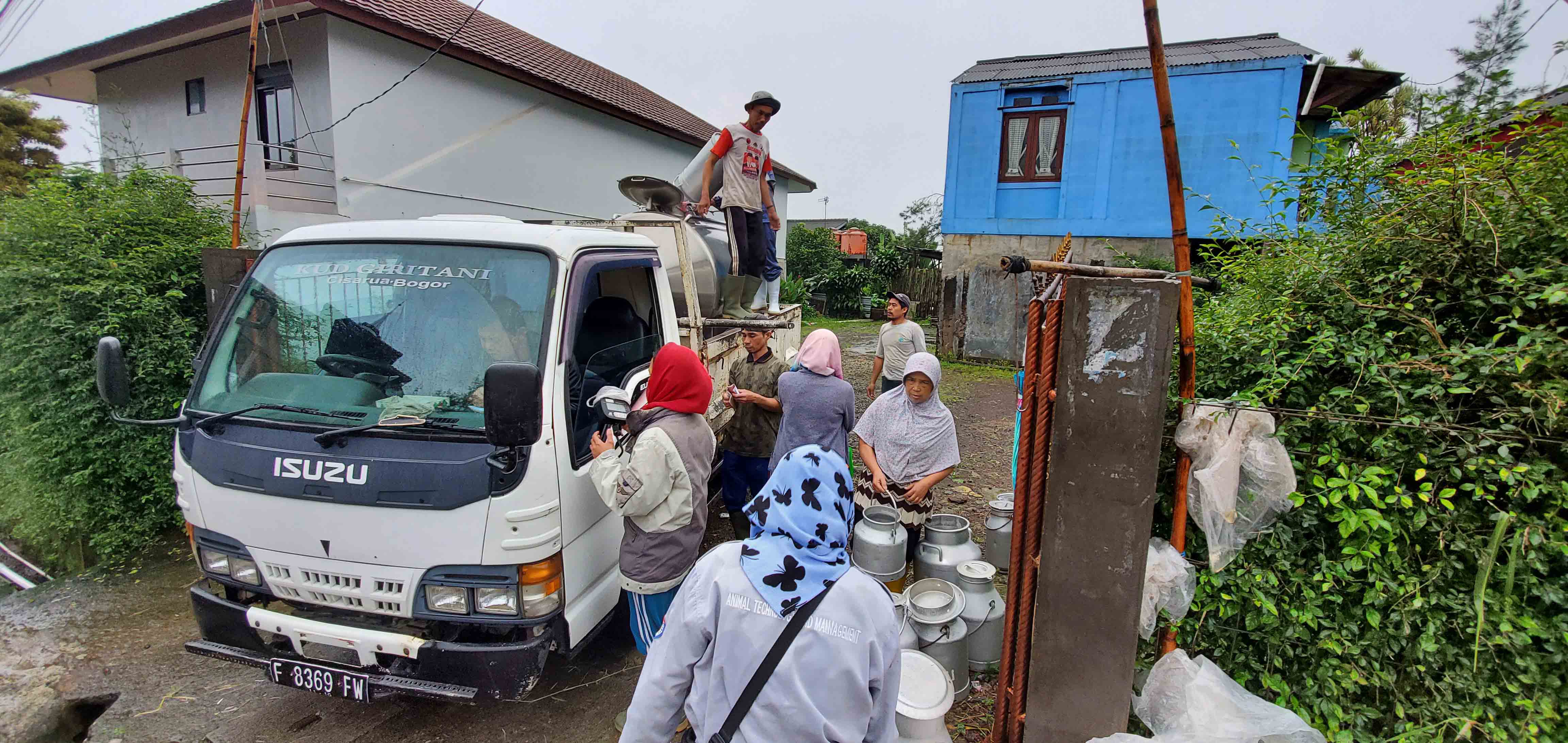 Farmers delivering milk in the morning at the milk collection point in Cisarua, West Java. Photo: University of Adelaide