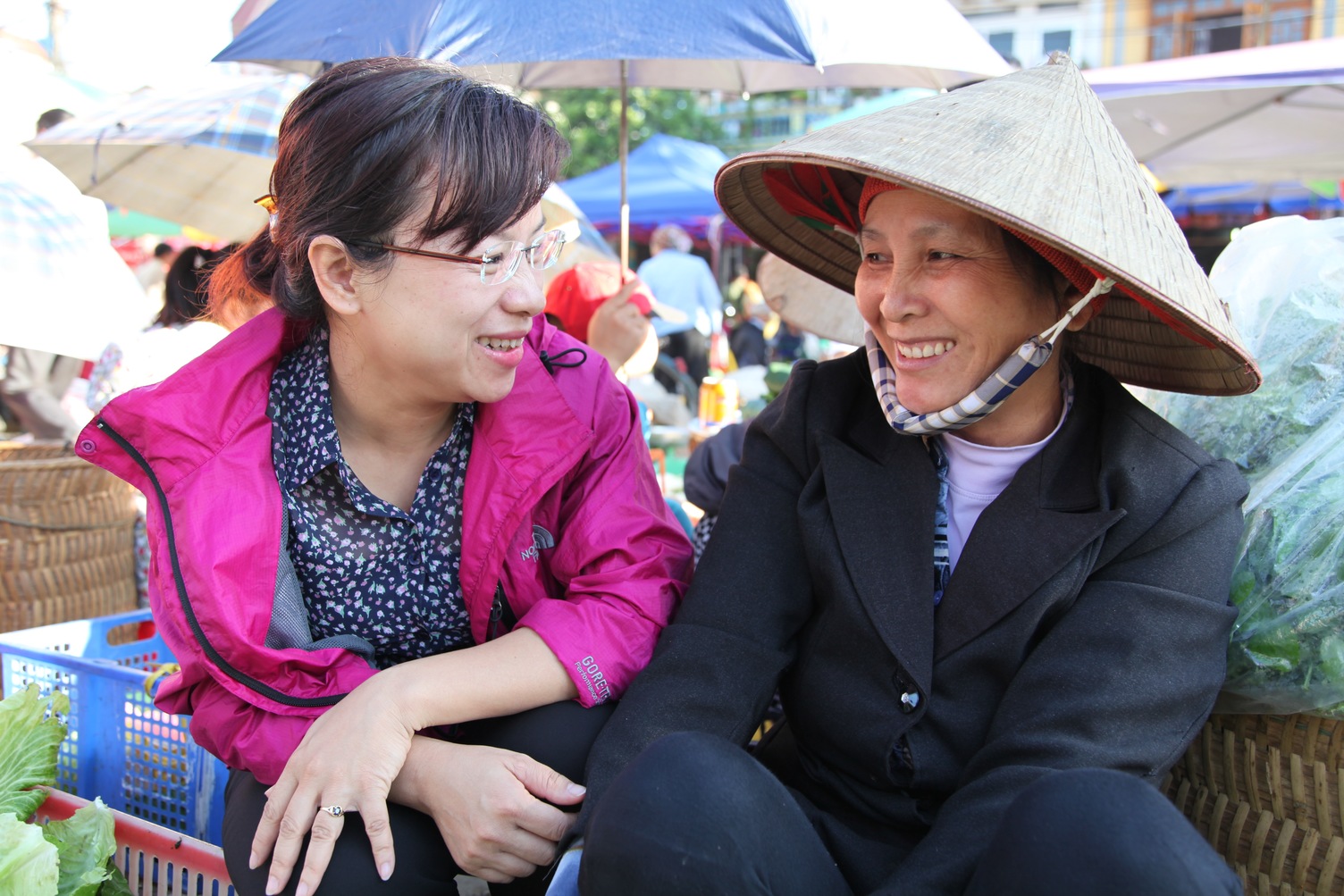 Dr Phan Thuy Hien (left) and a vegetable farmer in a local market in Bac Ha province in the northwest Vietnam.