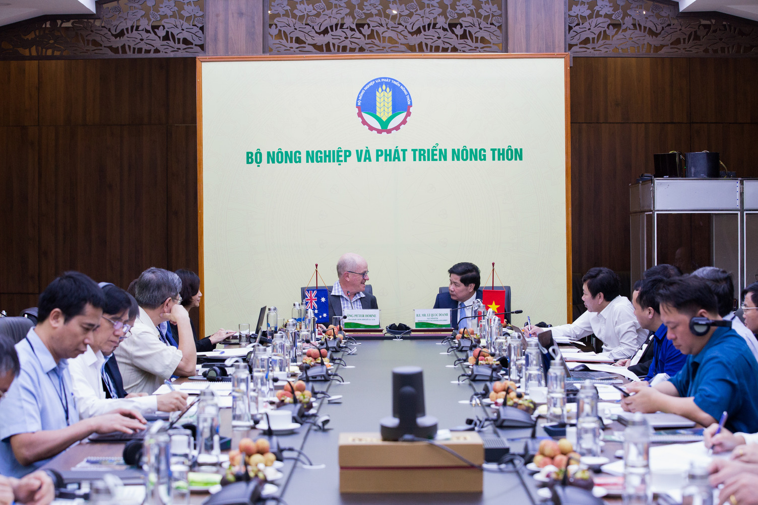 The mid-term review of ACIAR-Vietnam research collaboration strategy was co-chaired by Dr Peter Horne, ACIAR's Country Partnerships General Manager and Dr Le Quoc Doanh, Vietnam's Vice Minister of Agriculture and Rural Development. Photo: Khanh Long for ACIAR Vietnam.