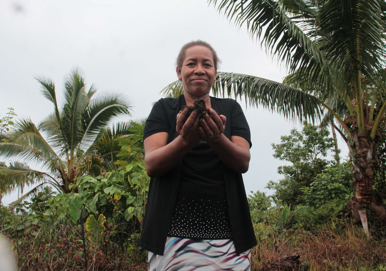 ACIAR alumni and SPC soil scientist Dr Ellen Iramu leads an ACIAR-supported project investigating nutrient cycling.