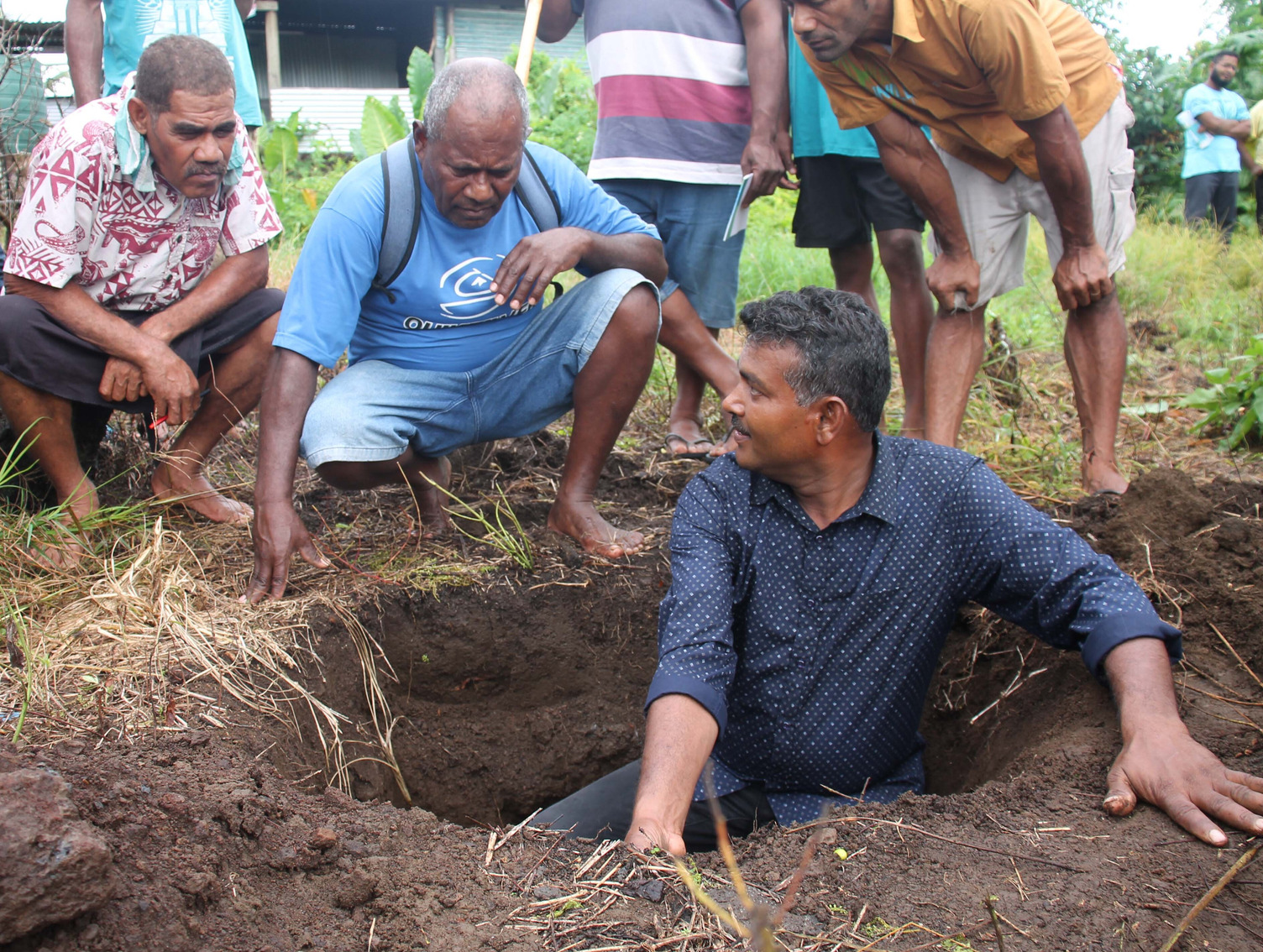 ACIAR alumnus and Senior Research Officer North- Ministry of Agriculture, Dr Rohit Lal, demonstrates to farmers in Taveuni, the benefits of mucuna for soil health.