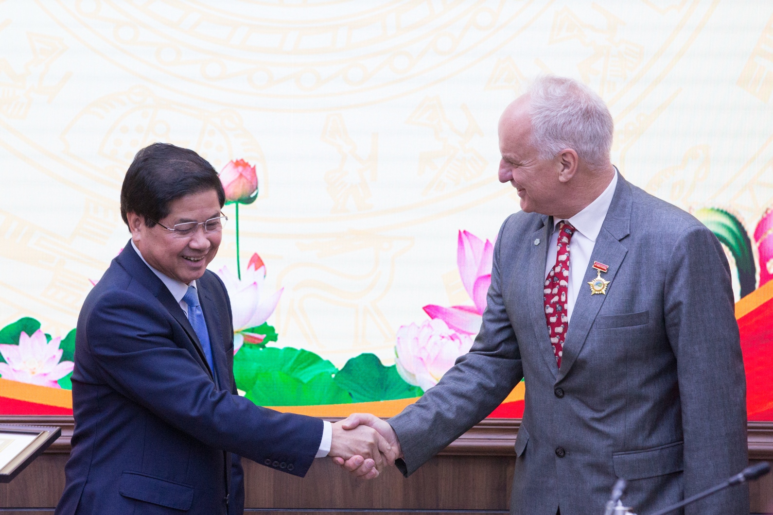 ACIAR CEO, Professor Andrew Campbell, and Vice Minister Le Quoc Doanh shaking hands and smiling.