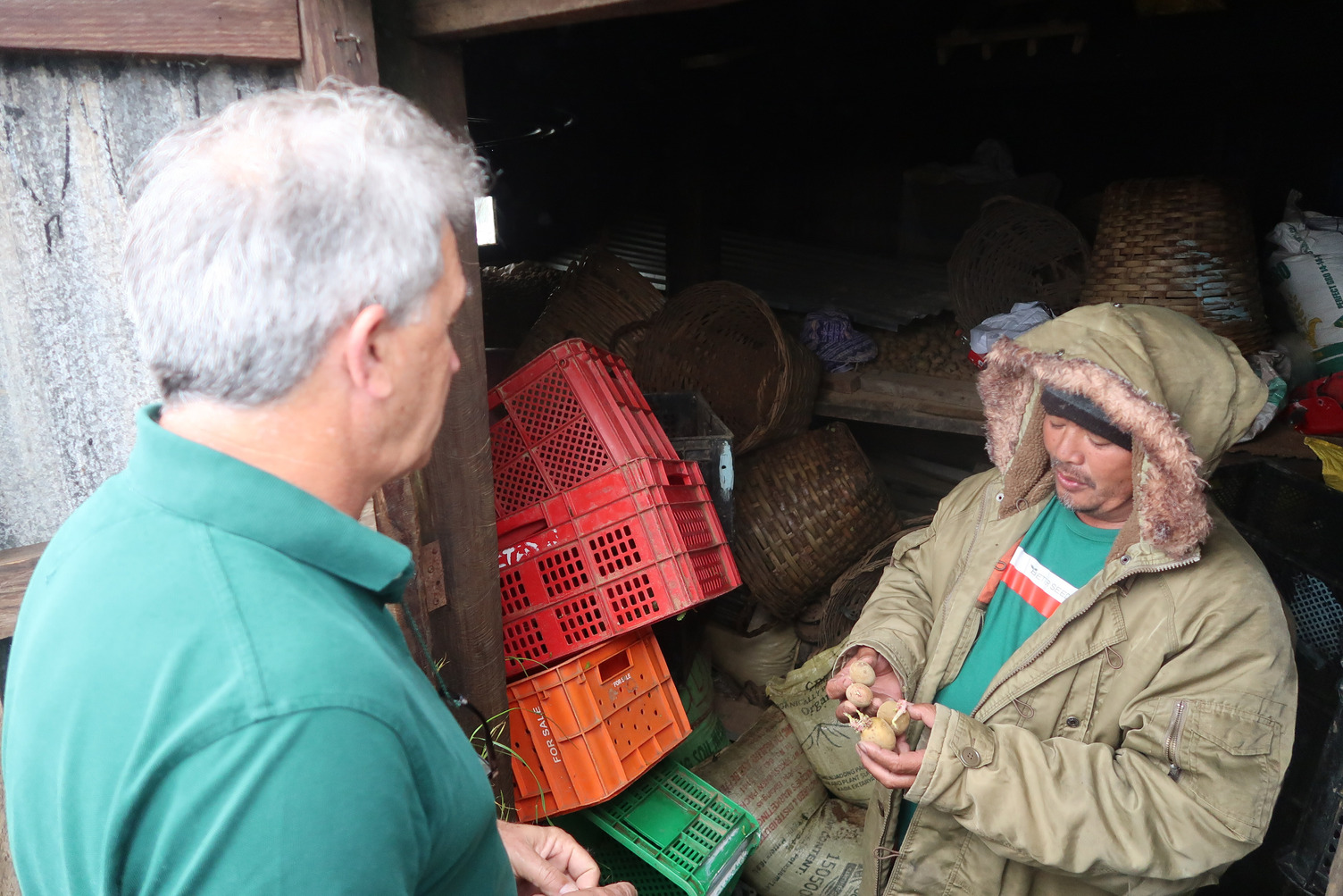 Dr Stephen Harper (left) from the University of Queensland talks to a farmer in Benguet Province, Philippines. 