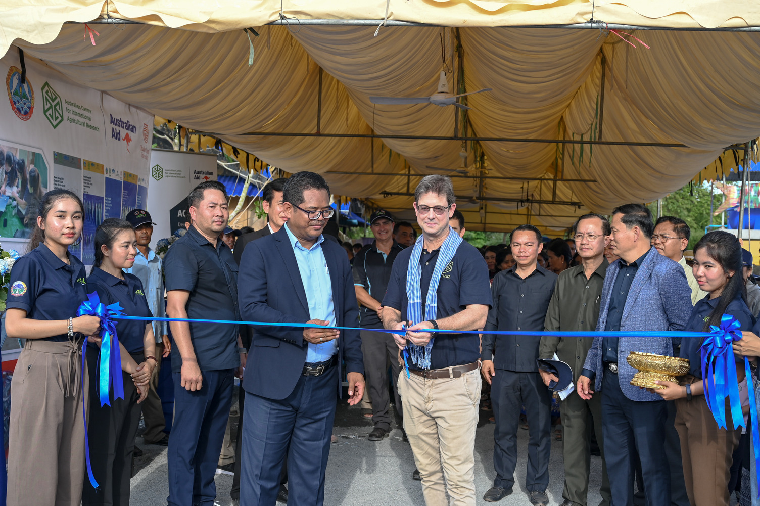 Australia's Ambassador to Cambodia, Mr Justin Whyatt, and Cambodian Secretary of State for the Ministry of Agriculture, Forestry, and Fisheries, Mr Khun Savoeun, cut the ribbon to open the Sleng Fishway.