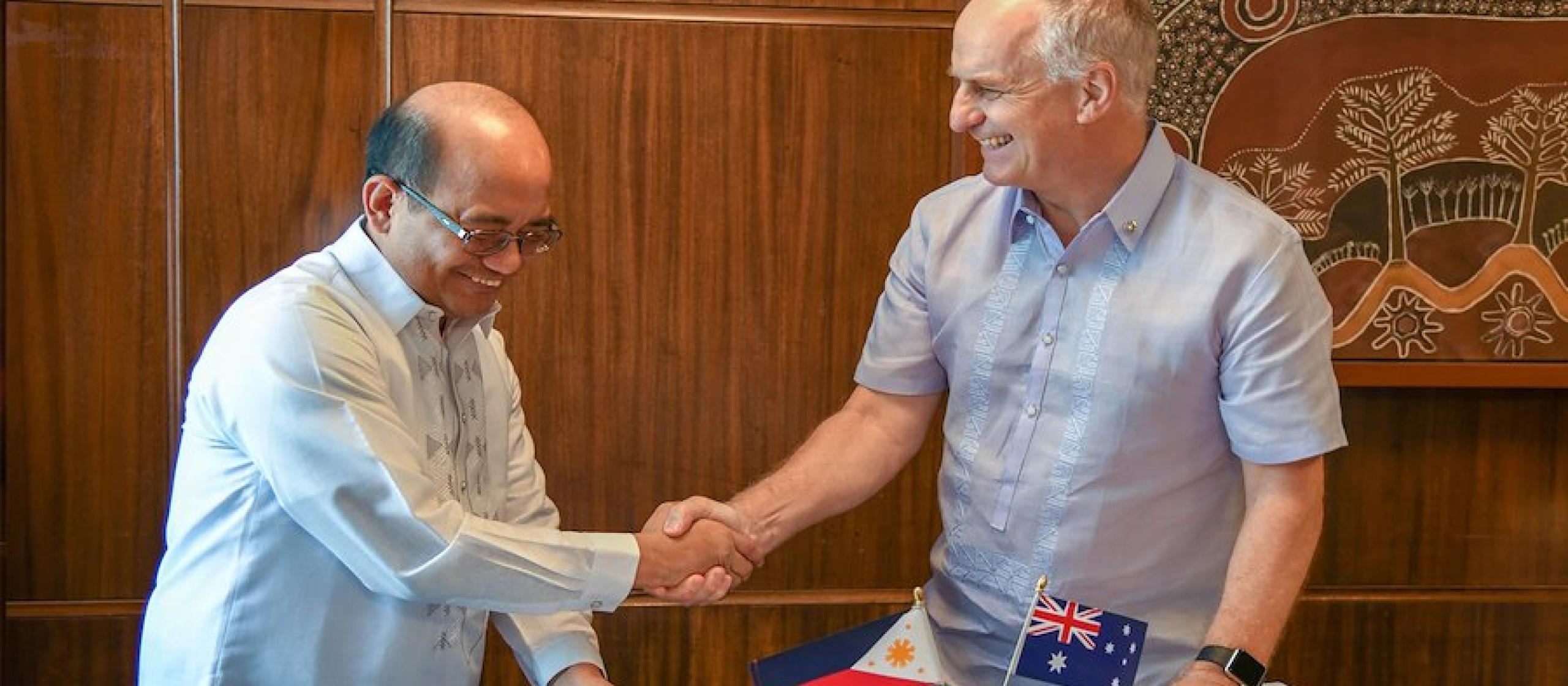 Dr Reynaldo Ebora (l) and Professor Andrew Campbell (r). Credit: Patrick Cape/ACIAR