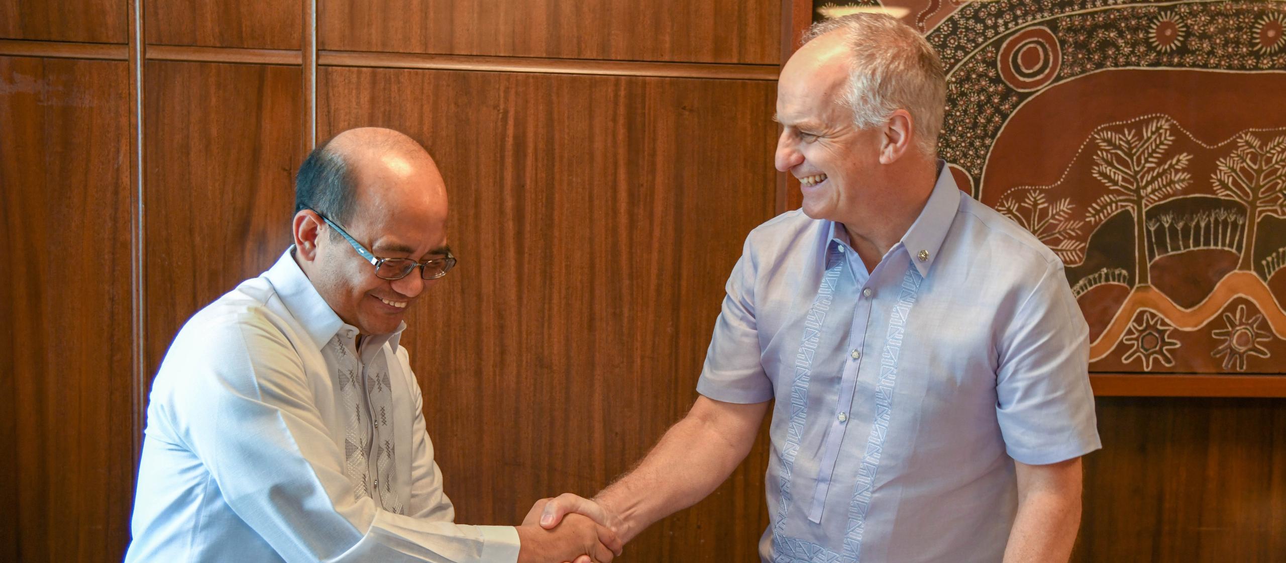 Dr Reynaldo Ebora (left) from PCAARRD shakes hands with ACIAR CEO, Professor Andrew Campbell (right), after signing a partnering agreement that will see the two organisations continue to share interest and commitment in identifying and providing solutions to AANR problems in the Philippines through research and development.   A key aspect of the partnership is that ACIAR and PCAARRD will continue to work together in a respectful, open, and trusting manner with mutual accountability and commitment to produce