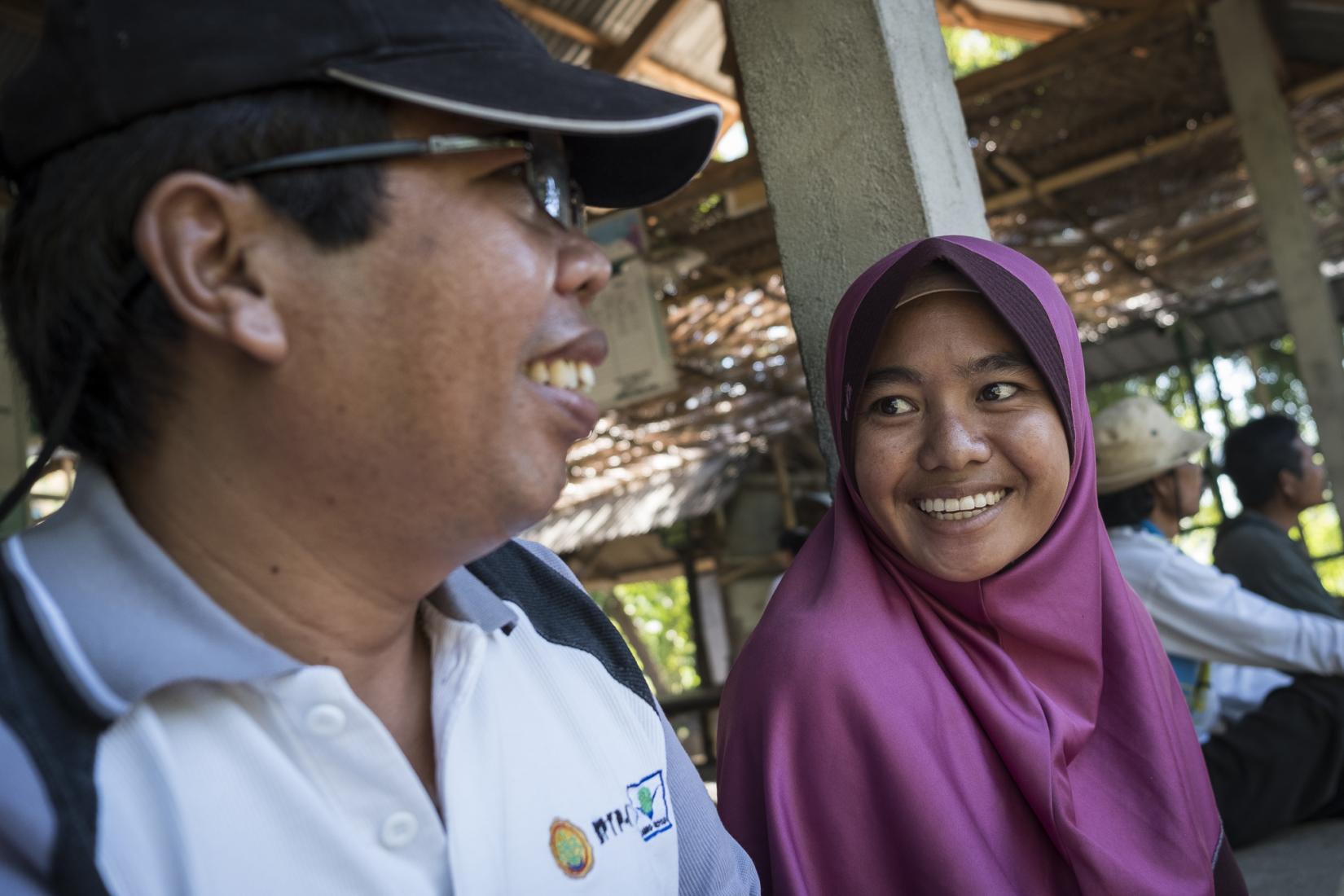 Dr Tanda Panjaitan talks with cattle farm Sismayanti. Sismayanti is one of the most active farmers in the group.