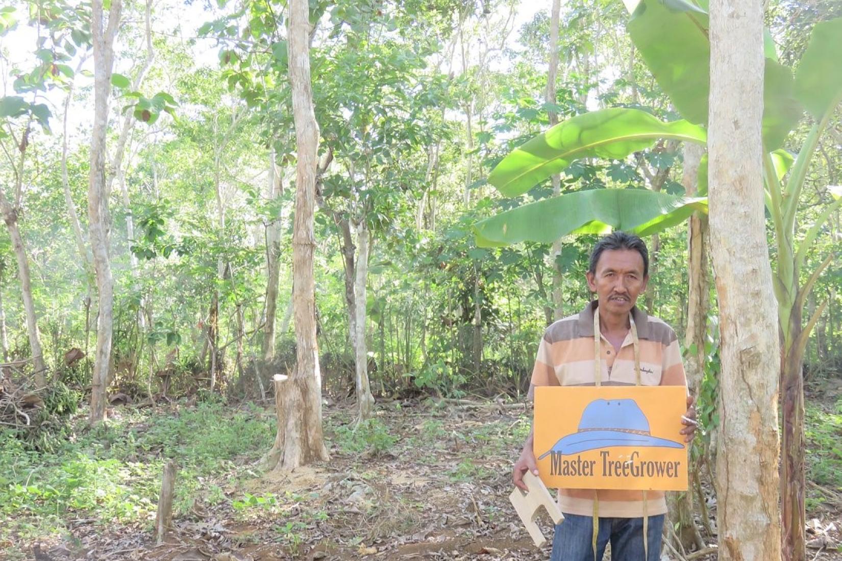 Pak Basir with his Master Tree Grower sign