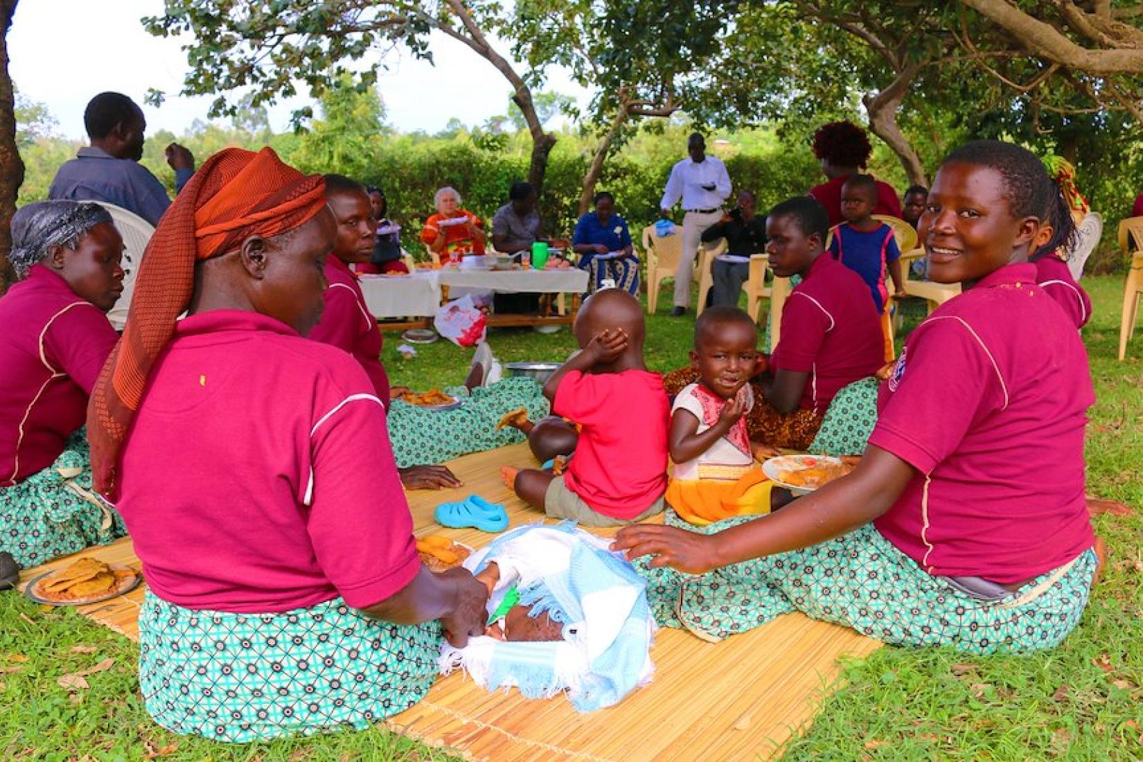 An African mothers’ group learns about the nutritional benefits of orange-fleshed sweetpotato. Credit: S. Quinn/CIP