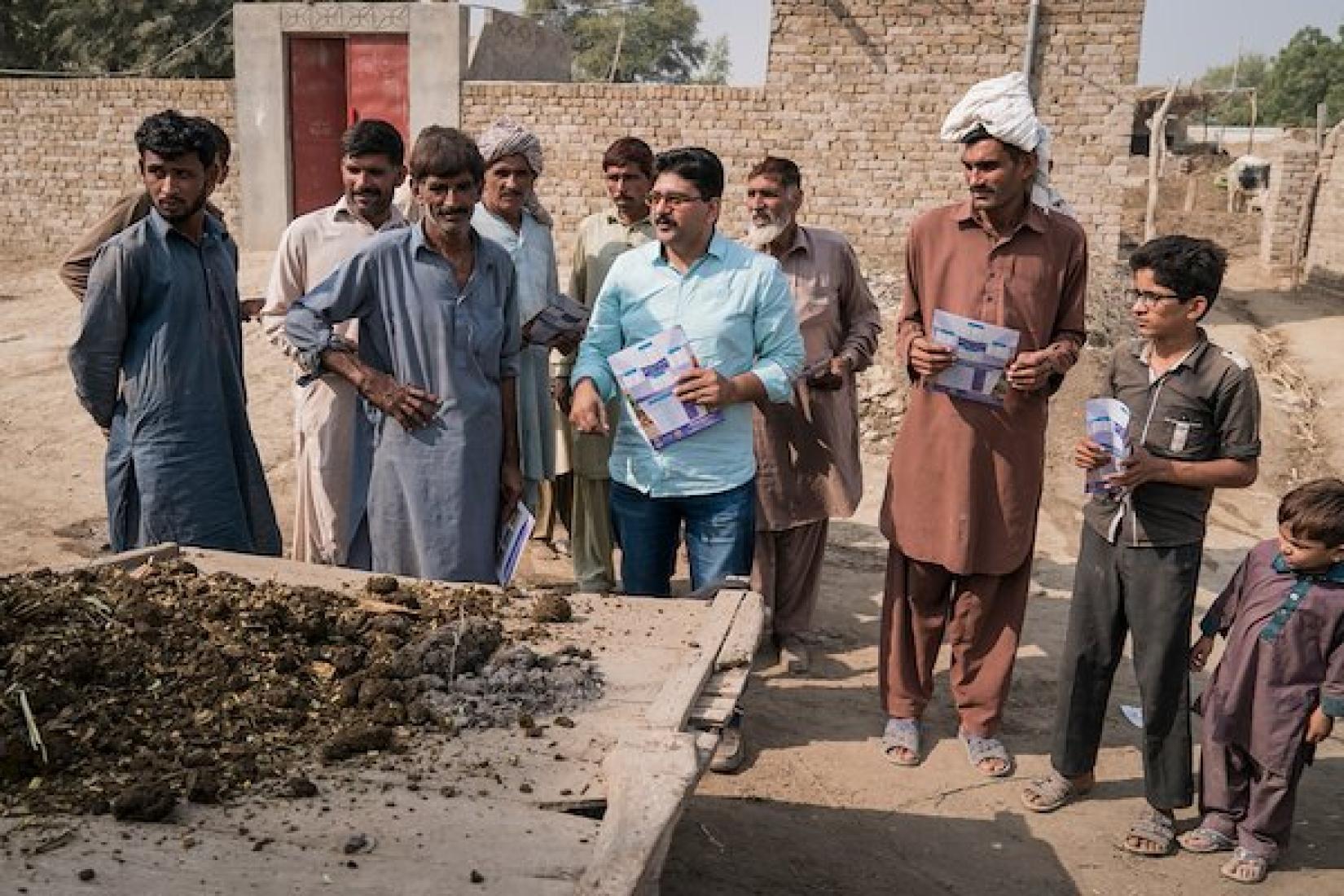 Abdul Aziz from University of Veterinary and Animal Sciences (UVAS) talks with farmers from 96D village in rural Punjab Province. Image: ACIAR/Conor Ashleigh