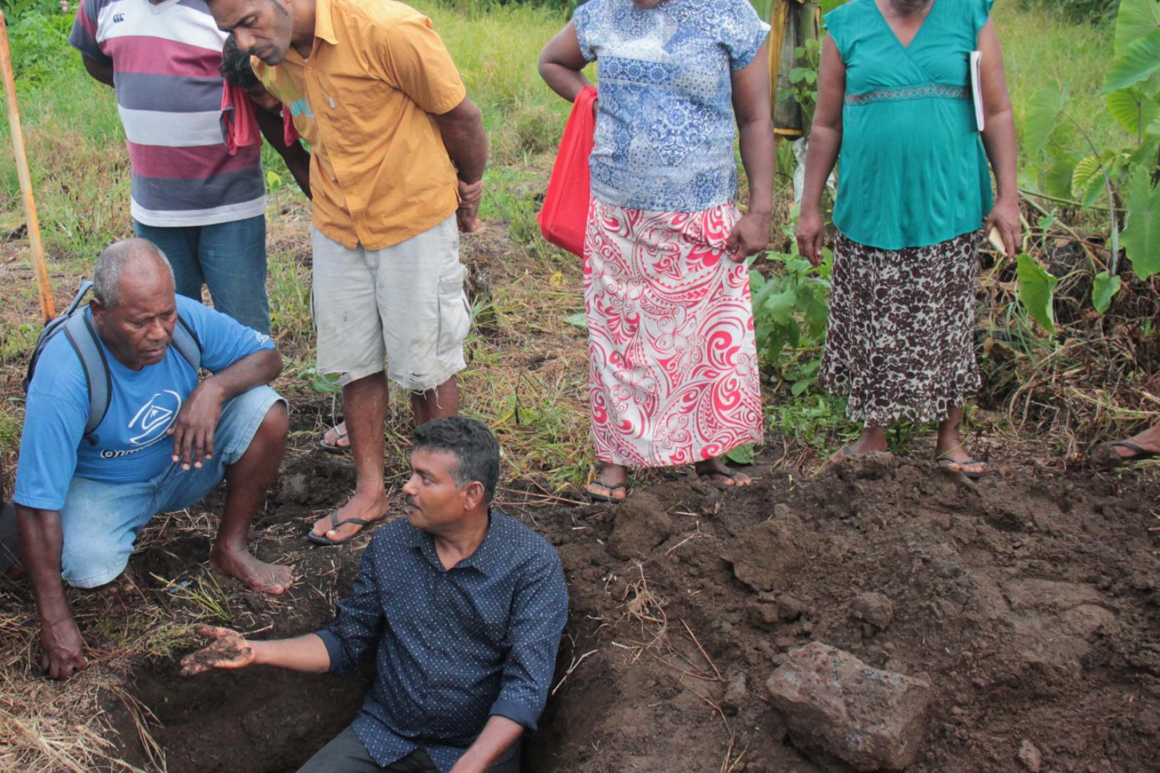 ACIAR alumnus and Senior Research Officer North- Ministry of Agriculture, Dr Rohit Lal, demonstrates to farmers in Taveuni, the benefits of mucuna for soil health.