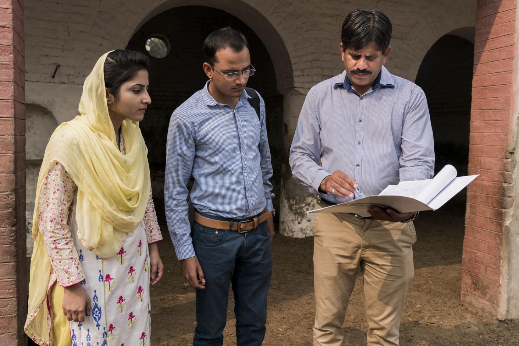 Hassan Warriach (left) sharing his insight on shed design with Punjab Province area advisers Khizer Hayat and Anam Afzal. 