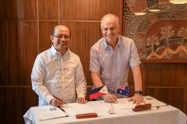 Dr Reynaldo Ebora (l) and Professor Andrew Campbell (r). Credit: Patrick Cape/ACIAR