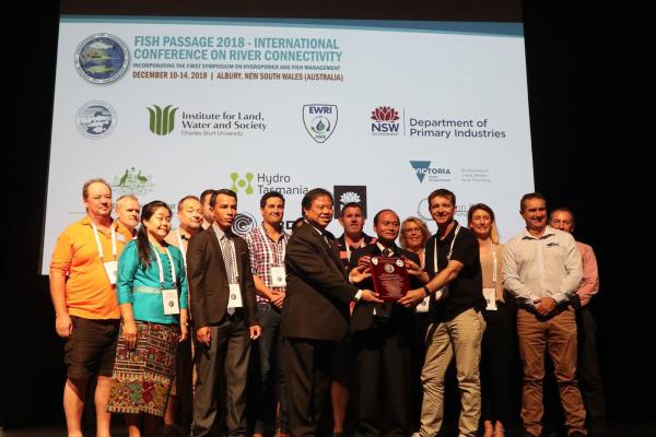 The team, led by Dr Lee Baumgartner, and their project titled “Fish passage research and development at low-head barriers in Southeast Asia”, receiving the award at the International Fish Passage 2018 Conference.