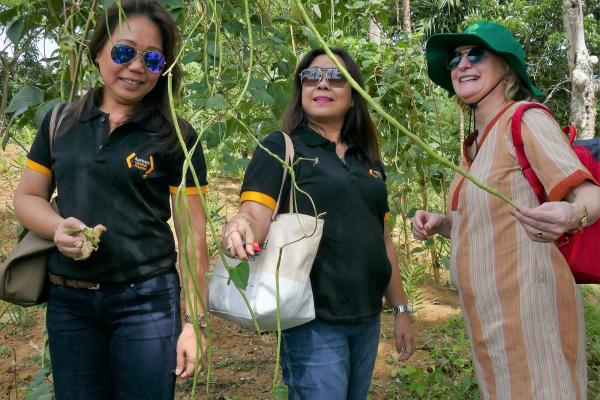 HE Amanda Gorely with members of the Australia-Philippines Alumni Association inspecting some of Cipriano’s beans.