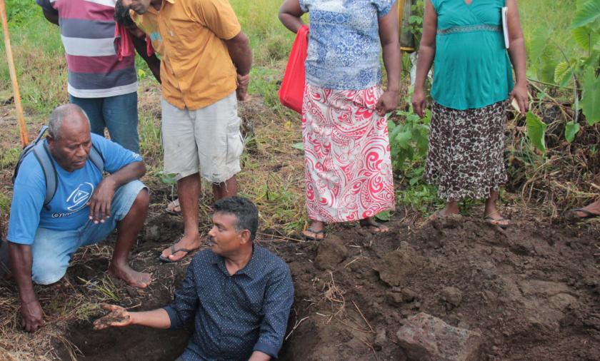 ACIAR alumnus and Senior Research Officer North- Ministry of Agriculture, Dr Rohit Lal, demonstrates to farmers in Taveuni, the benefits of mucuna for soil health.